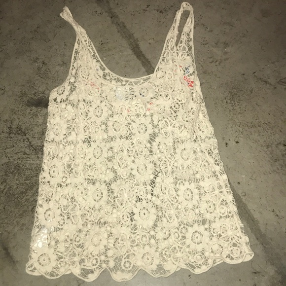 A lace top with flowers - Picture 2 of 2
